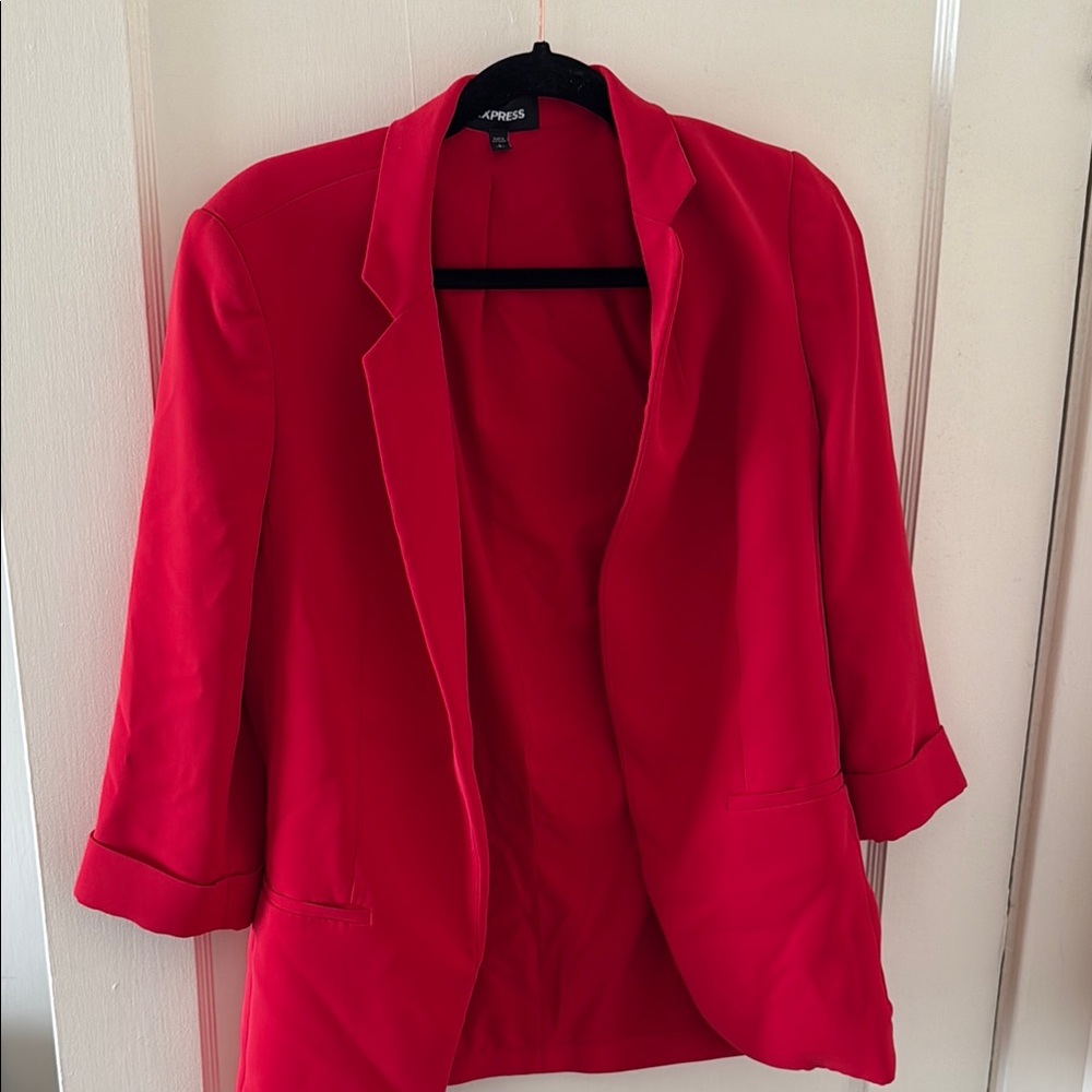 Express Red Blazer with Classic Lapel and Three-Quarter Sleeves
